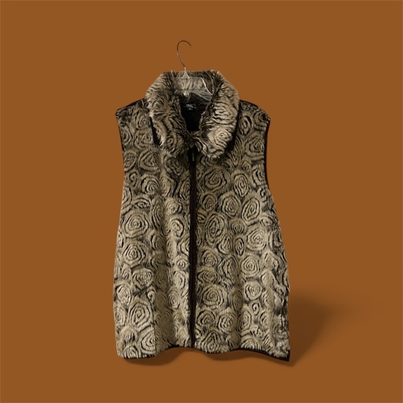 Lisa international Jackets & Blazers - Women’s Faux Fur Vest with Detachable Collar - Size 2X